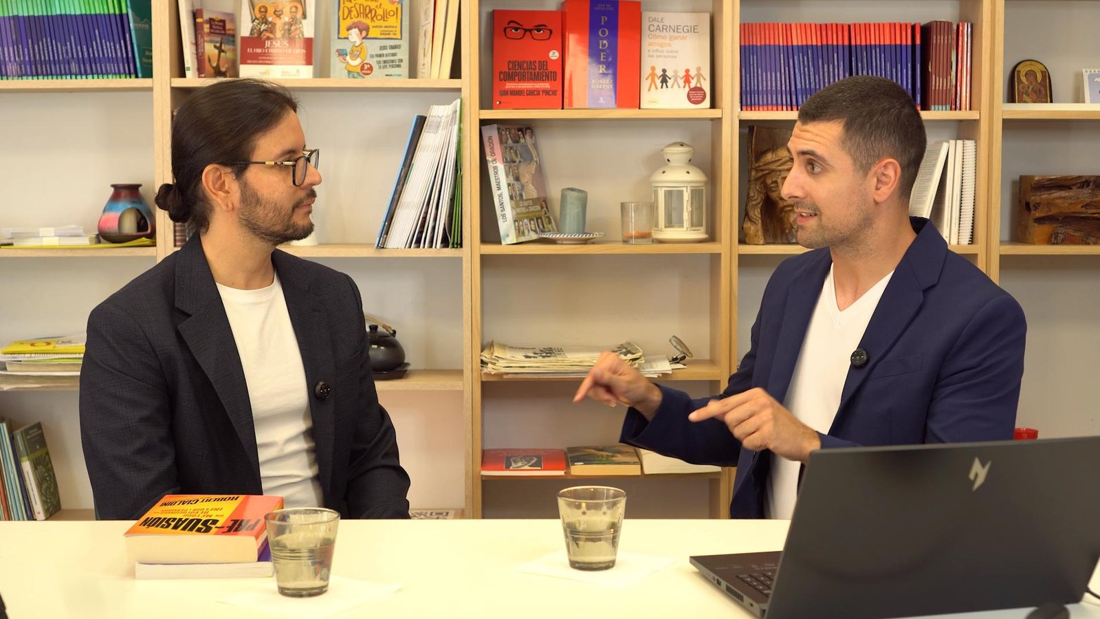 Álvaro Martín conversando con otro participante durante una grabación