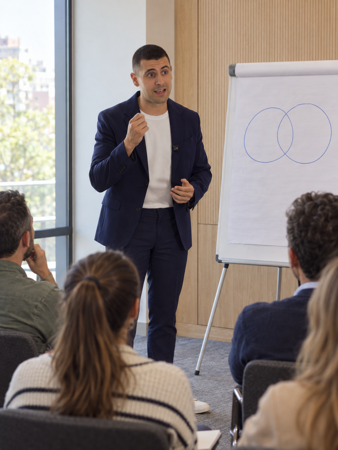 Álvaro Martín impartiendo un taller ante un grupo de asistentes
